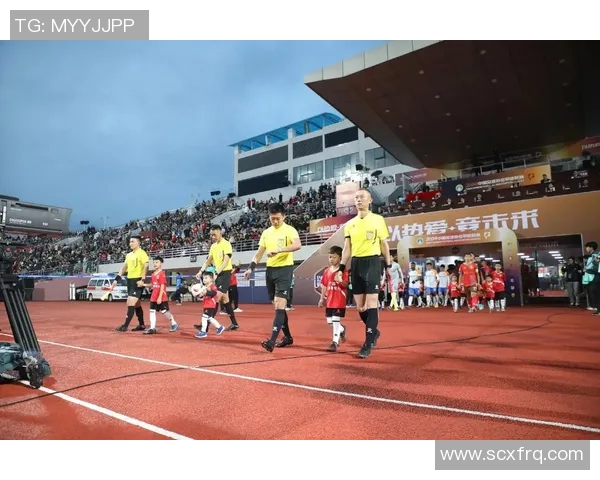 足球明星赛场上玩手机引发热议球迷们对此反应不一